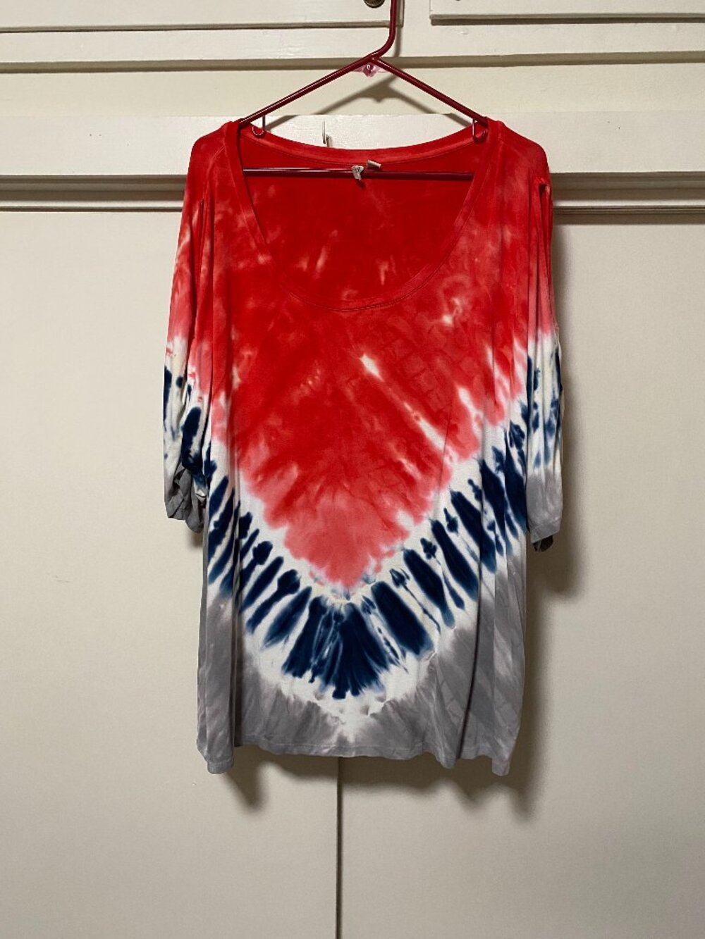Live Well, red, white, blue & gray, cold shoulder, tie dye tee, size 22/24W